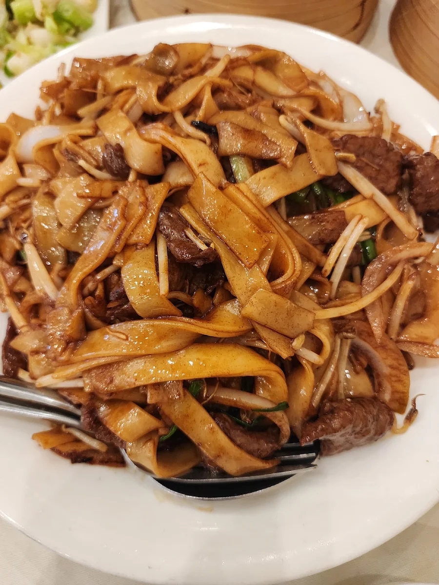 Rice Noodles with Beef in Black Bean Sauce 干炒牛河